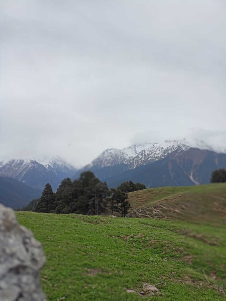 טרק באזור ביר Tatwani Hotsprings