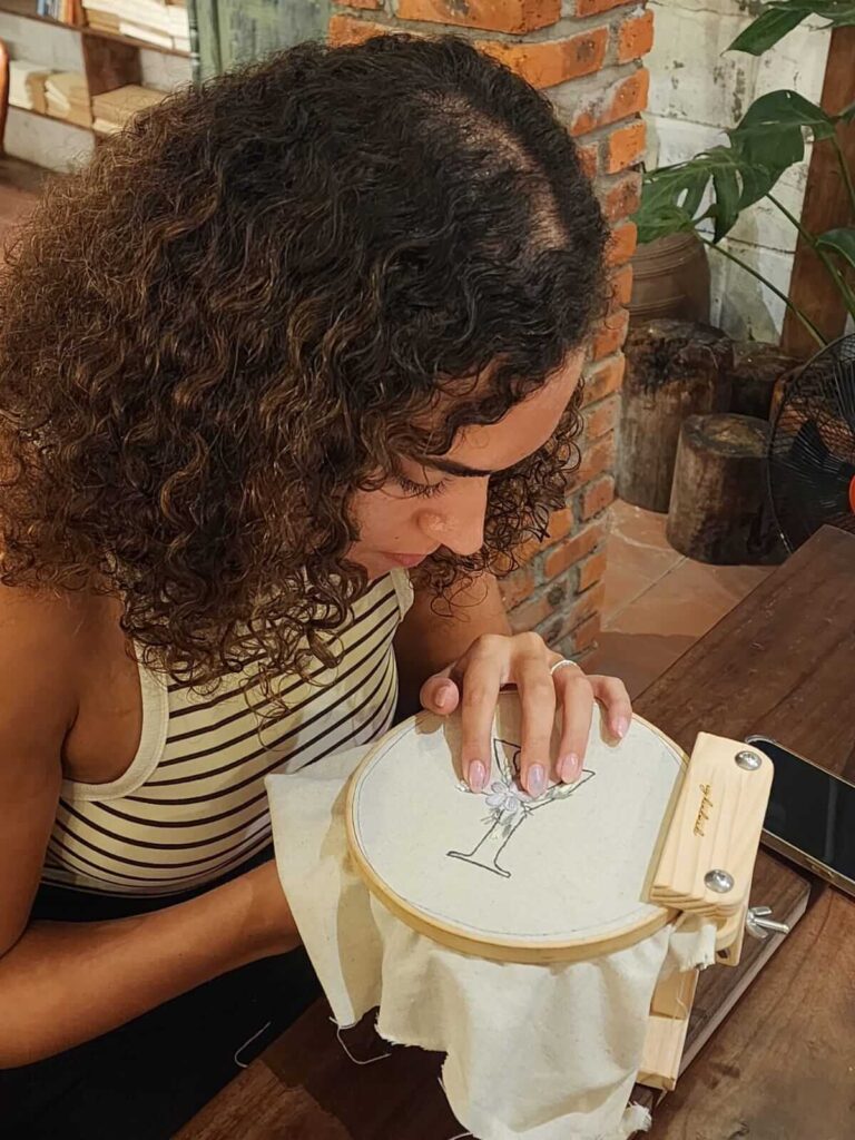 סדנת רקמה על אביזרים בהוי אן