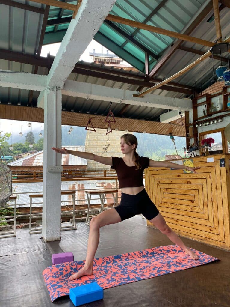 שיעורי יוגה במנאלי