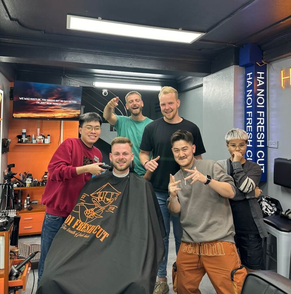 מספרת גברים ונשים בהאנוי