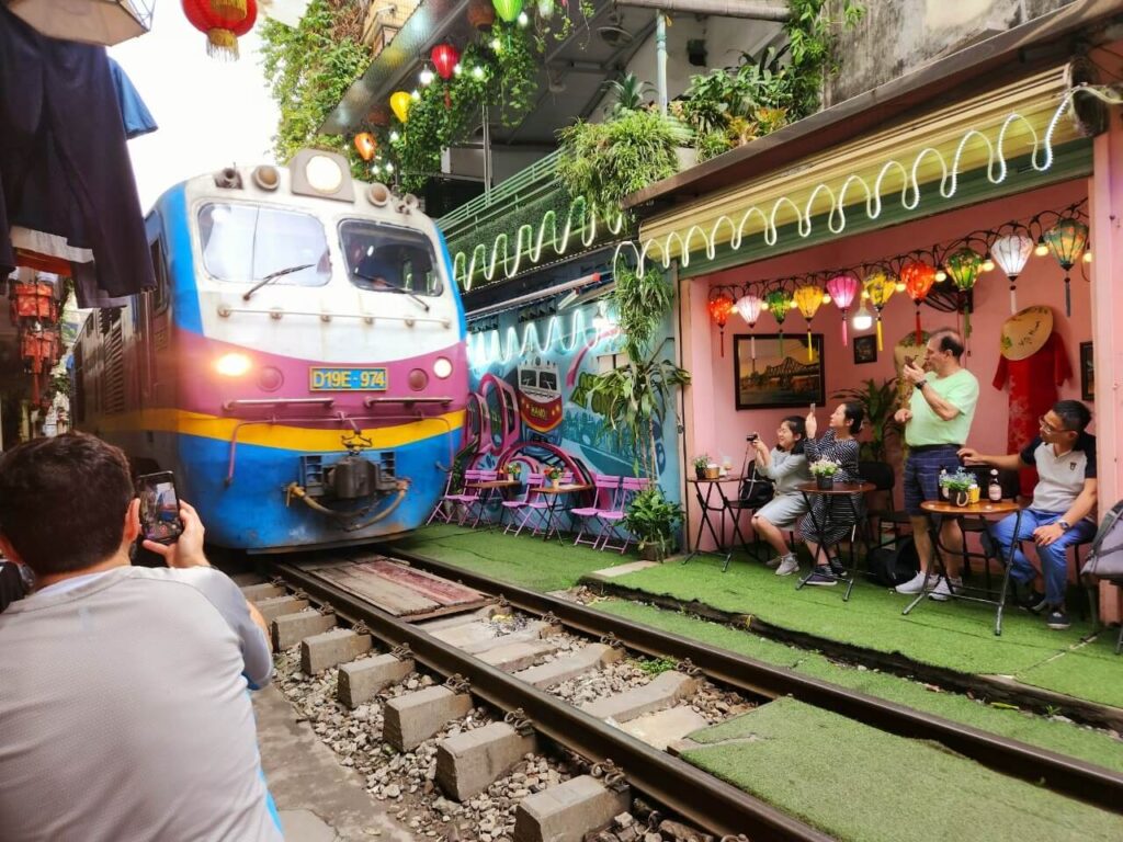 סיור אוכל ברחובות האנוי כולל רחוב הרכבת