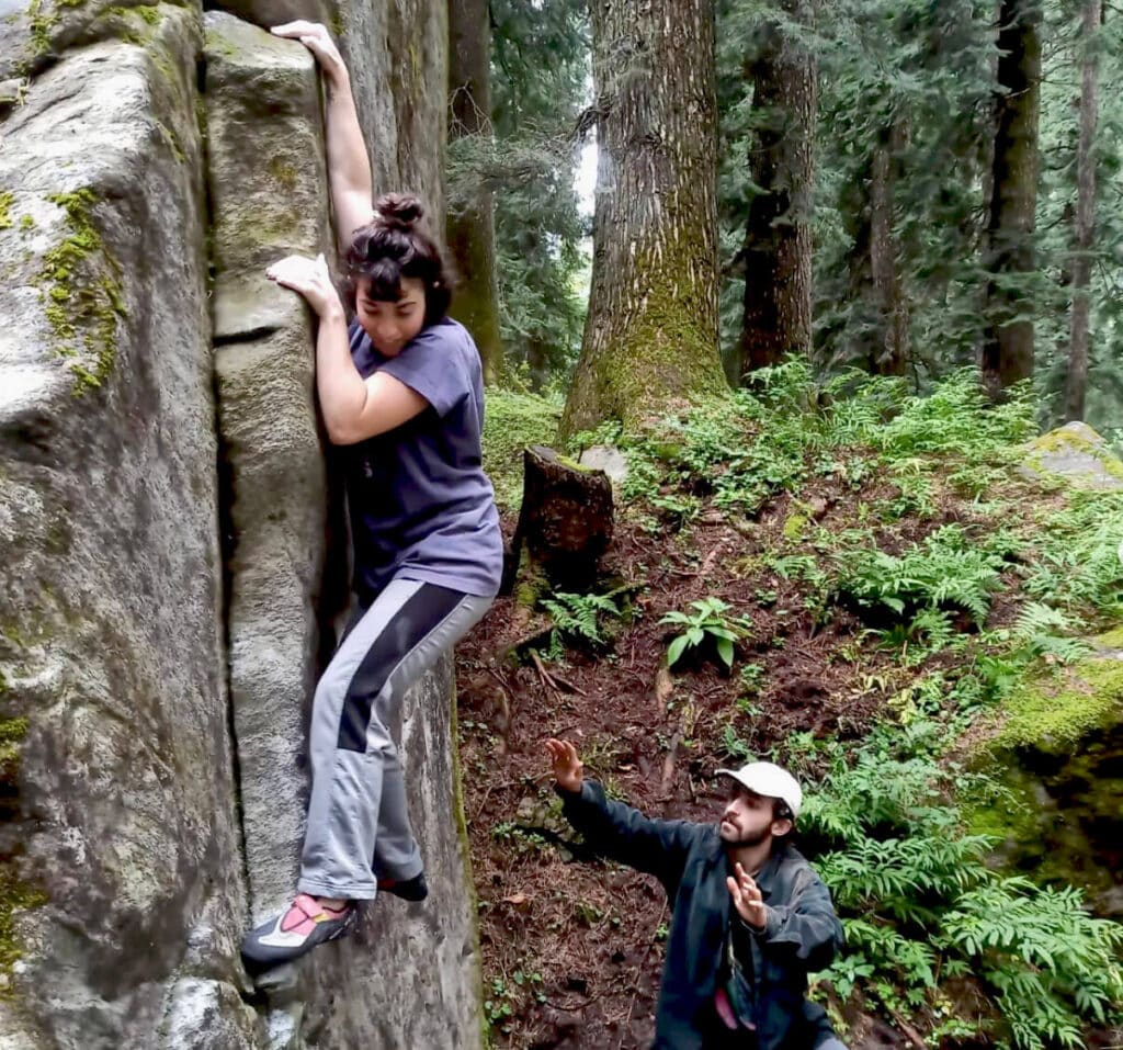 השכרת ציוד לטיפוס בולדרים בסתאן ליד מנאלי